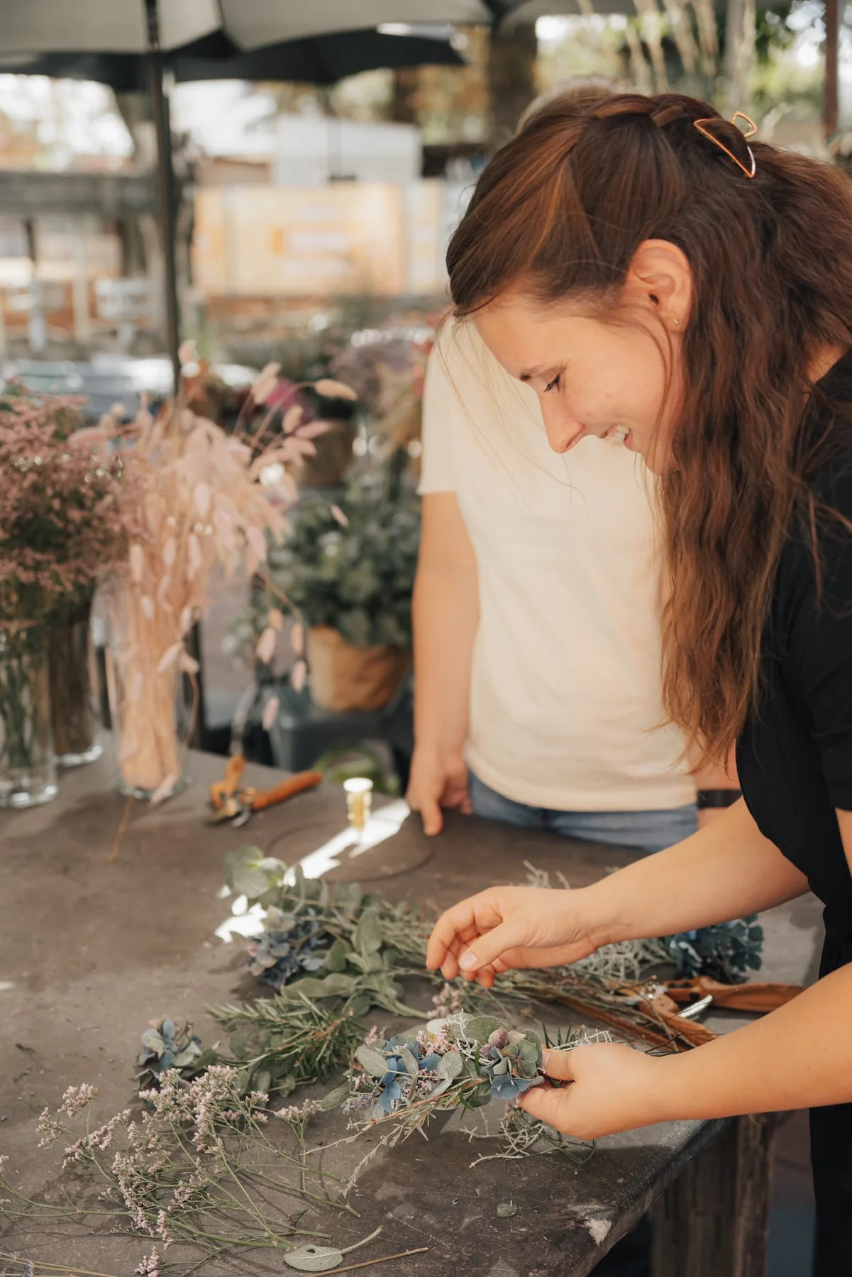 Magdalena bei der Arbeit an einem floralen Kranz